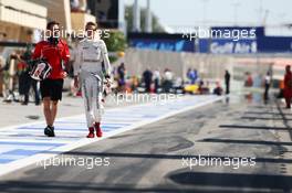 (L to R): Sam Village (GBR) Marussia F1 Team with Max Chilton (GBR) Marussia F1 Team. 05.04.2014. Formula 1 World Championship, Rd 3, Bahrain Grand Prix, Sakhir, Bahrain, Qualifying Day.