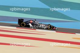 Adrian Sutil (GER) Sauber C33. 05.04.2014. Formula 1 World Championship, Rd 3, Bahrain Grand Prix, Sakhir, Bahrain, Qualifying Day.