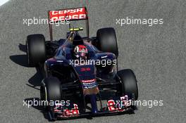 Daniil Kvyat (RUS) Scuderia Toro Rosso STR9. 05.04.2014. Formula 1 World Championship, Rd 3, Bahrain Grand Prix, Sakhir, Bahrain, Qualifying Day.