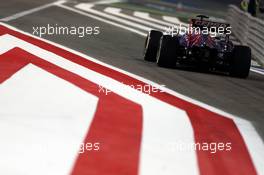 Daniil Kvyat (RUS) Scuderia Toro Rosso STR9. 05.04.2014. Formula 1 World Championship, Rd 3, Bahrain Grand Prix, Sakhir, Bahrain, Qualifying Day.