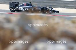 Esteban Gutierrez (MEX), Sauber F1 Team  05.04.2014. Formula 1 World Championship, Rd 3, Bahrain Grand Prix, Sakhir, Bahrain, Qualifying Day.