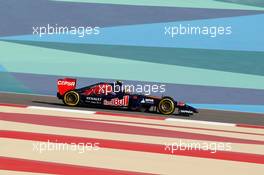 Daniil Kvyat (RUS) Scuderia Toro Rosso STR9. 05.04.2014. Formula 1 World Championship, Rd 3, Bahrain Grand Prix, Sakhir, Bahrain, Qualifying Day.