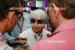 Bernie Ecclestone (GBR) with the media. 06.04.2014. Formula 1 World Championship, Rd 3, Bahrain Grand Prix, Sakhir, Bahrain, Race Day.