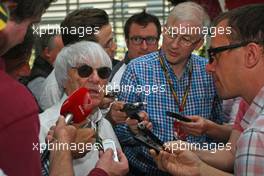 Bernie Ecclestone (GBR) with the media. 06.04.2014. Formula 1 World Championship, Rd 3, Bahrain Grand Prix, Sakhir, Bahrain, Race Day.