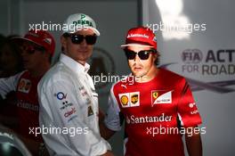 (L to R): Nico Hulkenberg (GER) Sahara Force India F1 and Fernando Alonso (ESP) Ferrari. 06.04.2014. Formula 1 World Championship, Rd 3, Bahrain Grand Prix, Sakhir, Bahrain, Race Day.