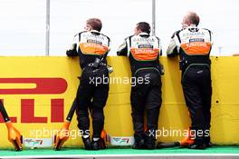 Sahara Force India F1 Team mechanics on the grid. 09.11.2014. Formula 1 World Championship, Rd 18, Brazilian Grand Prix, Sao Paulo, Brazil, Race Day.
