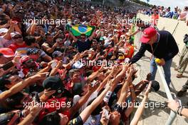 Fans at the podium with Niki Lauda (AUT) Mercedes Non-Executive Chairman. 09.11.2014. Formula 1 World Championship, Rd 18, Brazilian Grand Prix, Sao Paulo, Brazil, Race Day.