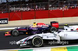 Daniel Ricciardo (AUS) Red Bull Racing RB10 and Valtteri Bottas (FIN) Williams FW36. 09.11.2014. Formula 1 World Championship, Rd 18, Brazilian Grand Prix, Sao Paulo, Brazil, Race Day.