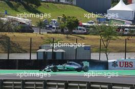 Lewis Hamilton (GBR) Mercedes AMG F1 W05 spins during the race. 09.11.2014. Formula 1 World Championship, Rd 18, Brazilian Grand Prix, Sao Paulo, Brazil, Race Day.