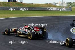 Pastor Maldonado (VEN) Lotus F1 E21 runs wide. 09.11.2014. Formula 1 World Championship, Rd 18, Brazilian Grand Prix, Sao Paulo, Brazil, Race Day.