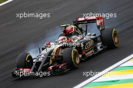 Pastor Maldonado (VEN) Lotus F1 E21 locks up under braking. 08.11.2014. Formula 1 World Championship, Rd 18, Brazilian Grand Prix, Sao Paulo, Brazil, Qualifying Day.
