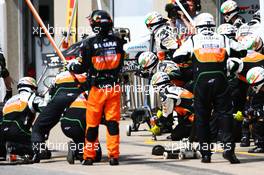 Sahara Force India F1 Team mechanics await a pit stop. 08.06.2014. Formula 1 World Championship, Rd 7, Canadian Grand Prix, Montreal, Canada, Race Day.