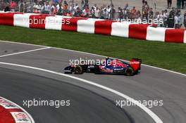 Daniil Kvyat (RUS) Scuderia Toro Rosso STR9 spins. 08.06.2014. Formula 1 World Championship, Rd 7, Canadian Grand Prix, Montreal, Canada, Race Day.