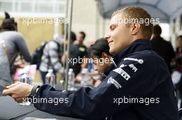 Valtteri Bottas (FIN) Williams signs autographs for the fans. 05.06.2014. Formula 1 World Championship, Rd 7, Canadian Grand Prix, Montreal, Canada, Preparation Day.