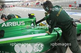 Marcus Ericsson (SWE) has his Caterham CT05 cooled as he is pushed back in the pits. 18.04.2014. Formula 1 World Championship, Rd 4, Chinese Grand Prix, Shanghai, China, Practice Day.