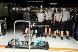 Mechanics work on the Mercedes AMG F1 W05 of Lewis Hamilton (GBR) Mercedes AMG F1. 18.04.2014. Formula 1 World Championship, Rd 4, Chinese Grand Prix, Shanghai, China, Practice Day.