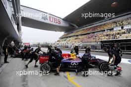 Daniel Ricciardo (AUS) Red Bull Racing RB10 and Sebastian Vettel (GER) Red Bull Racing RB10 in the pits. 18.04.2014. Formula 1 World Championship, Rd 4, Chinese Grand Prix, Shanghai, China, Practice Day.