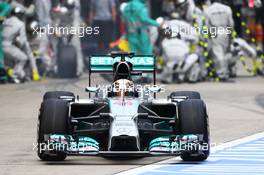 Lewis Hamilton (GBR) Mercedes AMG F1 W05 makes a pit stop. 20.04.2014. Formula 1 World Championship, Rd 4, Chinese Grand Prix, Shanghai, China, Race Day.