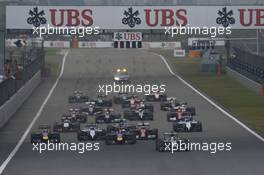 Lewis Hamilton (GBR) Mercedes AMG F1 W05 leads at the start of the race. 20.04.2014. Formula 1 World Championship, Rd 4, Chinese Grand Prix, Shanghai, China, Race Day.