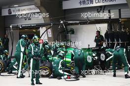 Marcus Ericsson (SWE) Caterham CT05 makes a pit stop. 20.04.2014. Formula 1 World Championship, Rd 4, Chinese Grand Prix, Shanghai, China, Race Day.