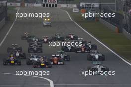 Lewis Hamilton (GBR) Mercedes AMG F1 W05 leads at the start of the race. 20.04.2014. Formula 1 World Championship, Rd 4, Chinese Grand Prix, Shanghai, China, Race Day.