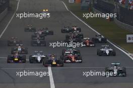 Lewis Hamilton (GBR) Mercedes AMG F1 W05 leads at the start of the race. 20.04.2014. Formula 1 World Championship, Rd 4, Chinese Grand Prix, Shanghai, China, Race Day.