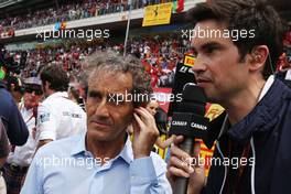 (L to R): Alain Prost (FRA) with Thomas Senecal (FRA) Canal+ F1 Chief Editor and TV Presenter on the grid. 11.05.2014. Formula 1 World Championship, Rd 5, Spanish Grand Prix, Barcelona, Spain, Race Day.