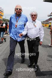 (L to R): Peter Brabeck-Letmathe (AUT) Formula One Chairman and Bernie Ecclestone (GBR) on the grid. 11.05.2014. Formula 1 World Championship, Rd 5, Spanish Grand Prix, Barcelona, Spain, Race Day.