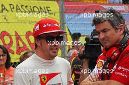 Fernando Alonso (ESP) Ferrari with Marco Mattiacci (ITA) Ferrari Team Principal on the grid. 11.05.2014. Formula 1 World Championship, Rd 5, Spanish Grand Prix, Barcelona, Spain, Race Day.