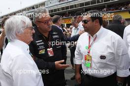 (L to R): Bernie Ecclestone (GBR) with Dr. Vijay Mallya (IND) Sahara Force India F1 Team Owner and Farhan Vohra (IND) FIA on the grid. 11.05.2014. Formula 1 World Championship, Rd 5, Spanish Grand Prix, Barcelona, Spain, Race Day.