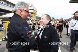 (L to R): Dr. Vijay Mallya (IND) Sahara Force India F1 Team Owner with Jean Todt (FRA) FIA President on the grid. 11.05.2014. Formula 1 World Championship, Rd 5, Spanish Grand Prix, Barcelona, Spain, Race Day.