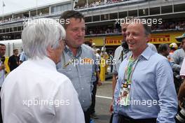 (L to R): Bernie Ecclestone (GBR) with Paul Hembery (GBR) Pirelli Motorsport Director and Alberto Pirelli (ITA) Pirelli Deputy Chairman, on the grid. 11.05.2014. Formula 1 World Championship, Rd 5, Spanish Grand Prix, Barcelona, Spain, Race Day.