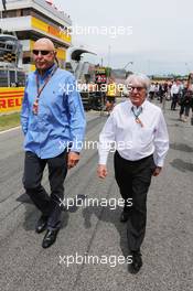 (L to R): Peter Brabeck-Letmathe (AUT) Formula One Chairman and Bernie Ecclestone (GBR) on the grid. 11.05.2014. Formula 1 World Championship, Rd 5, Spanish Grand Prix, Barcelona, Spain, Race Day.