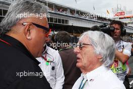 (L to R): Dr. Vijay Mallya (IND) Sahara Force India F1 Team Owner with Bernie Ecclestone (GBR) on the grid. 11.05.2014. Formula 1 World Championship, Rd 5, Spanish Grand Prix, Barcelona, Spain, Race Day.