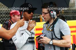 Lewis Hamilton (GBR) Mercedes AMG F1 with Peter Bonnington (GBR) Mercedes AMG F1 Race Engineer on the grid. 11.05.2014. Formula 1 World Championship, Rd 5, Spanish Grand Prix, Barcelona, Spain, Race Day.