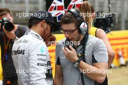 Lewis Hamilton (GBR) Mercedes AMG F1 with Peter Bonnington (GBR) Mercedes AMG F1 Race Engineer on the grid. 11.05.2014. Formula 1 World Championship, Rd 5, Spanish Grand Prix, Barcelona, Spain, Race Day.