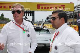 (L to R): Danny Sullivan (USA) FIA Steward with Farhan Vohra (IND) FIA on the grid. 11.05.2014. Formula 1 World Championship, Rd 5, Spanish Grand Prix, Barcelona, Spain, Race Day.
