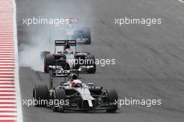 Kevin Magnussen (DEN) McLaren MP4-29 leads Adrian Sutil (GER) Sauber C33 who locks up under braking. 11.05.2014. Formula 1 World Championship, Rd 5, Spanish Grand Prix, Barcelona, Spain, Race Day.