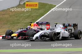 Valtteri Bottas (FIN), Williams F1 Team and Daniel Ricciardo (AUS), Red Bull Racing  11.05.2014. Formula 1 World Championship, Rd 5, Spanish Grand Prix, Barcelona, Spain, Race Day.
