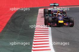 Daniel Ricciardo (AUS) Red Bull Racing RB10 leads Lewis Hamilton (GBR) Mercedes AMG F1 W05. 10.05.2014. Formula 1 World Championship, Rd 5, Spanish Grand Prix, Barcelona, Spain, Qualifying Day.