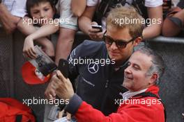 Nico Rosberg (GER) Mercedes AMG F1 with fans in the pits. 08.05.2014. Formula 1 World Championship, Rd 5, Spanish Grand Prix, Barcelona, Spain, Preparation Day.