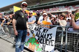Nico Hulkenberg (GER) Sahara Force India F1 with fans in the pits. 08.05.2014. Formula 1 World Championship, Rd 5, Spanish Grand Prix, Barcelona, Spain, Preparation Day.