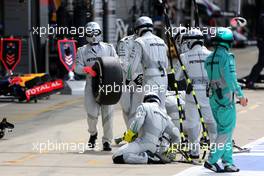 Mercedes GP mechanics during pitstop 06.07.2014. Formula 1 World Championship, Rd 9, British Grand Prix, Silverstone, England, Race Day.