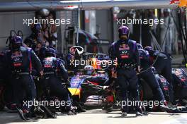 Daniel Ricciardo (AUS), Red Bull Racing during pitstop 06.07.2014. Formula 1 World Championship, Rd 9, British Grand Prix, Silverstone, England, Race Day.