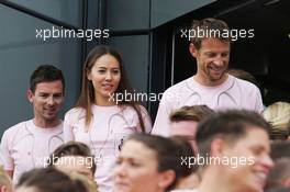 Jenson Button (GBR) McLaren, gfr Jessica Michibata (JPN) and the team wear Pink for Papa, in tribute to the late John Button (GBR). 06.07.2014. Formula 1 World Championship, Rd 9, British Grand Prix, Silverstone, England, Race Day.