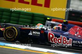 Daniil Kvyat (RUS) Scuderia Toro Rosso STR9 and Esteban Gutierrez (MEX) Sauber C33 battle for position. 20.07.2014. Formula 1 World Championship, Rd 10, German Grand Prix, Hockenheim, Germany, Race Day.