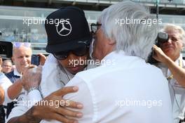 (L to R): Lewis Hamilton (GBR) Mercedes AMG F1 with Bernie Ecclestone (GBR) on the grid. 07.09.2014. Formula 1 World Championship, Rd 13, Italian Grand Prix, Monza, Italy, Race Day.