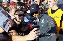 Lewis Hamilton (GBR) Mercedes AMG F1 with fans. 06.09.2014. Formula 1 World Championship, Rd 13, Italian Grand Prix, Monza, Italy, Qualifying Day.