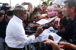 Anthony Hamilton (GBR), father of Lewis Hamilton (GBR) Mercedes AMG F1, signs autographs for the fans. 07.09.2014. Formula 1 World Championship, Rd 13, Italian Grand Prix, Monza, Italy, Race Day.