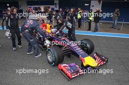 Daniel Ricciardo (AUS) Red Bull Racing RB10 in the pits. 31.01.2014. Formula One Testing, Day Four, Jerez, Spain.